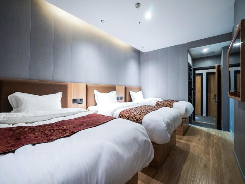 Hotel Alliance Baoshan Qihua Road Metro Station