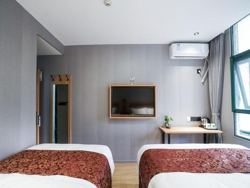 Alliance Baoshan Qihua Road Metro Station Hotel 2*