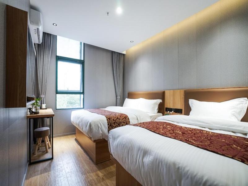Alliance Baoshan Qihua Road Metro Station Hotel