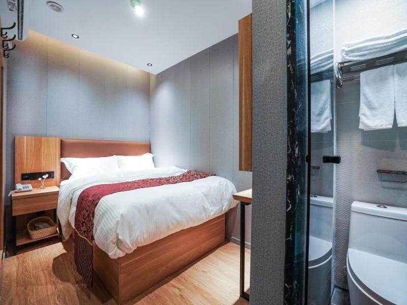 Hotel Alliance Baoshan Qihua Road Metro Station