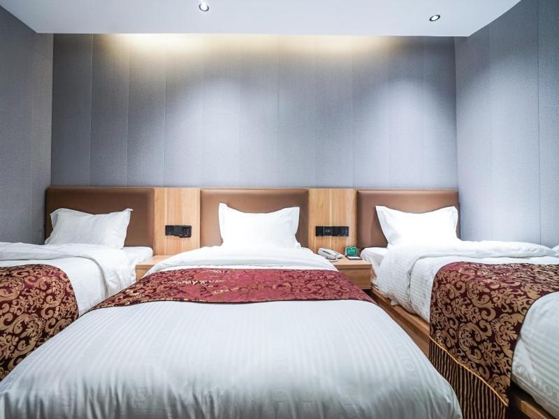Alliance Baoshan Qihua Road Metro Station Hotel
